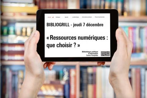 Mains tenant une tablette numérique annonçant le webinaire Bibliogrill